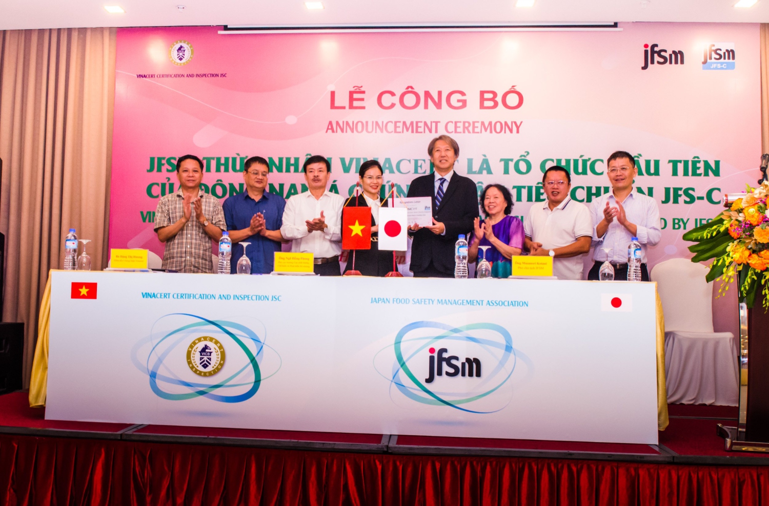  Các đại biểu chứng kiến và chúc mừng VinaCert là tổ chức đầu tiên tại Đông Nam Á chứng nhận tiêu chuẩn JFS-C.