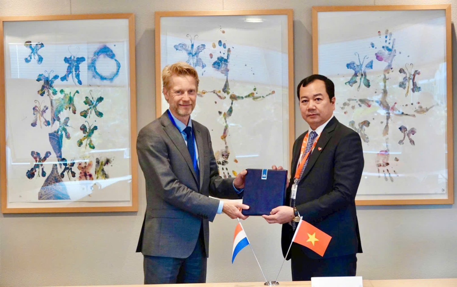 Thứ trưởng Bộ Nông nghiệp, Thủy sản, An ninh lương thực và Thiên nhiên Hà Lan Mark Roscam trao quà lưu niệm tặng ông Trần Đình Luân, Cục trưởng Cục Thủy sản và Kiểm ngư (Bộ NN-MT)